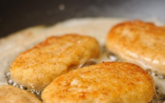 1. Этап. Куриные зразы с пикантной начинкой: Обжарьте зразы на растительном масле до золотистого цвета с обеих сторон, примерно по 5-7 минут.