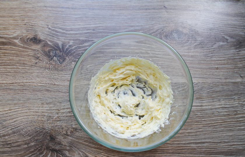 1. Этап. Капкейки Баунти: В миску выложите мягкое масло и взбейте до воздушной массы.