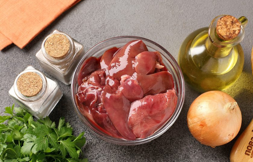 1. Этап. Куриная печень, жареная с луком: Подготовьте все ингредиенты.