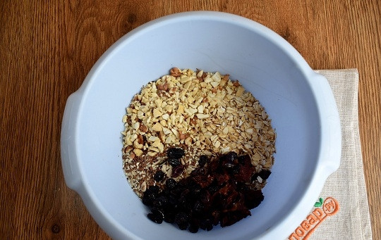 1. Этап. Батончики мюсли: Смешайте все сухие ингредиенты.