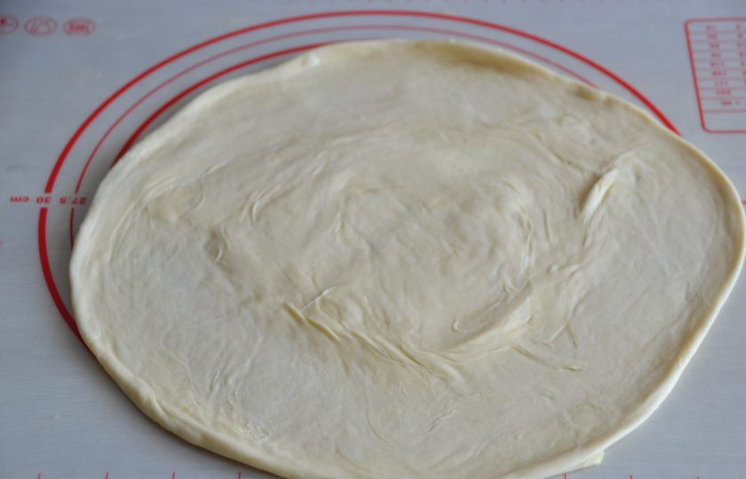 1. Этап. Лезгинский пирог с мясом и картофелем: Повторно раскатайте тесто в пласт, сначала большую 