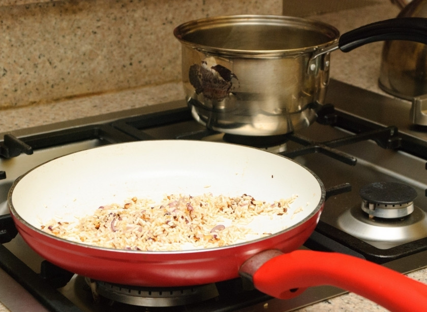 1. Этап. Ризотто вегетарианское: Порубите мелко лук-шалот и чеснок. На сковороде разогрейте оливковое масло. Выложите туда рис (сырой) и лук-шалот с чесноком.