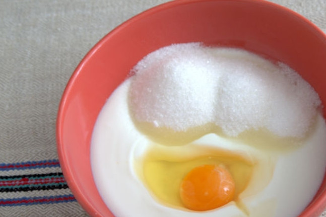 1. Этап. Датский пирог с кокосовой стружкой: В глубокой миске соединяем: яйцо, кефир и 130 грамм сахара.