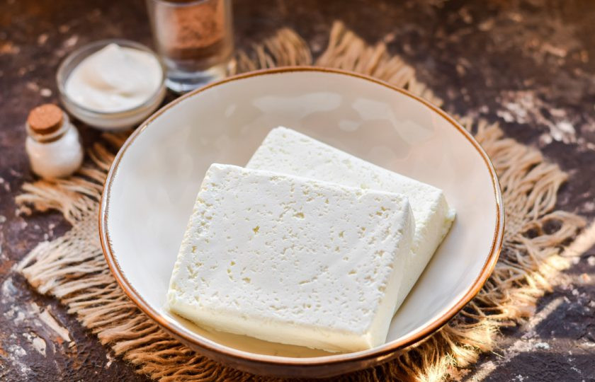 1. Этап. Варшавский сырник: В глубокую емкость переложите творог. Если творог домашний, купнозернистый, протрите его через мелкое сито.