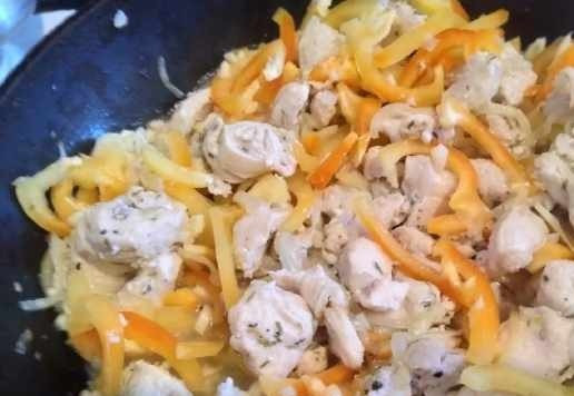 1. Этап. Курица с болгарским перцем в сливочном соусе: Курицу поперчить, добавить розмарин и выложить к луку. Обжарить на сильном огне 10 минут. Затем добавить перец, чеснок, посолить по вкусу и жарить ещё минут 10.