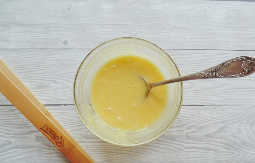 1. Этап. Медовый торт с вишней: Добавьте сахар, ванильный сахар и хорошо перемешайте.