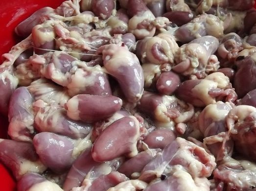 1. Этап. Фарш из куриных сердечек: 1. Сердечки нужно как следует вымыть и откинуть на дуршлаг, чтобы стекла лишняя вода. Затем очистить их от трубочек и пленок. Отправить их затем в мясорубку и сделать фарш из куриных сердечек в домашних условиях.