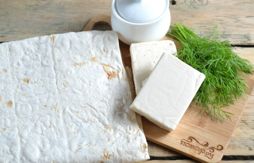 1. Этап. Лаваш с сыром и укропом: Подготовьте все необходимые ингредиенты. В этот раз я взяла один плавленый сырок с ароматом помидора и базилика, а второй — обычный сливочный, чтобы не перебивать вкус и аромат укропа.