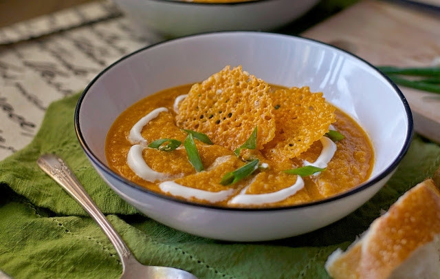 1. Этап. Капустно-тыквенный суп: 5. Готовый суп превратите в пюре блендером. Потом влейте в него молоко, нагревая на плите. Всыпьте соль и перец. Подавайте блюдо с йогуртом, нарезанным зелёным луком и сырными чипсами. Приятного аппетита!