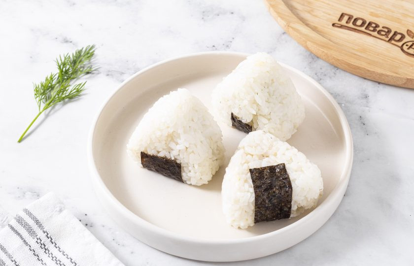 1. Этап. Онигири с огурцом: Лист нори нарежьте на прямоугольные полосы и оберните онигири.