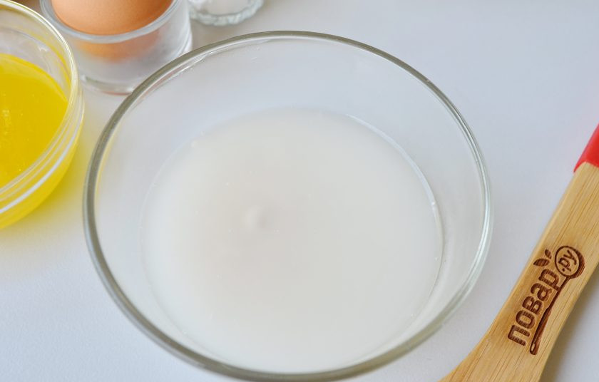 1. Этап. Тыквенные булочки Медовушки: 2. В теплой воде растворите дрожжи.