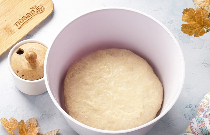 1. Этап. Булочка с посыпкой: Тесто должно быть гладкое, однородное и чуть липкое. Смажьте тесто растительным маслом и поставьте в тёплое место примерно на 1,5-2 часа.