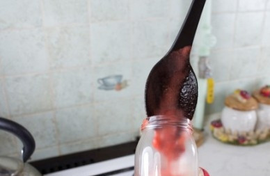 1. Этап. Клубничное варенье из крупной клубники: Раскладываем варенье горячим по хорошо простерилизованным банкам.