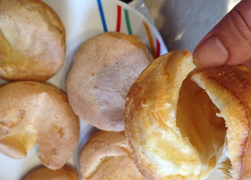 1. Этап. Поповеры с лососем и творогом: 11. Остывшие булочки-поповеры надрезаем - внутри они пустые как эклеры( их и называют ленивыми эклерами)