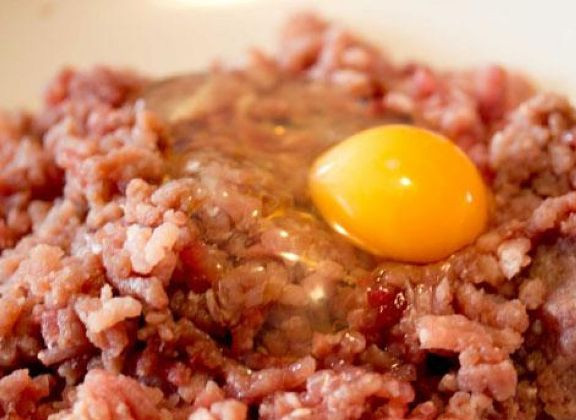 1. Этап. Чевапчичи в беконе: Измельчаем мясо на мясорубке, добавляем яйцо, соль и перец. Можно добавить и других сухих специй для мяса. Хорошо перемешиваем и отбиваем .