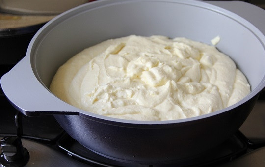 1. Этап. Пасха из козьего творога: 4. Добавляем в конце сахар и ванильный сахар. Теперь все взбиваем миксером, пока масса не станет пышной. Ставим все на огонь и доводим до кипения.