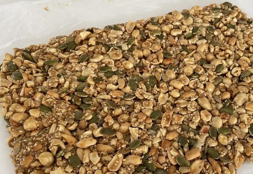 1. Этап. Козинаки «Микс»: Ложкой придавливаем как можно тоньше, одновременно придаем форму квадрата. Минут через пять смесь будет теплой и ее можно подправить руками. У меня получилась толщина пол-пальца.