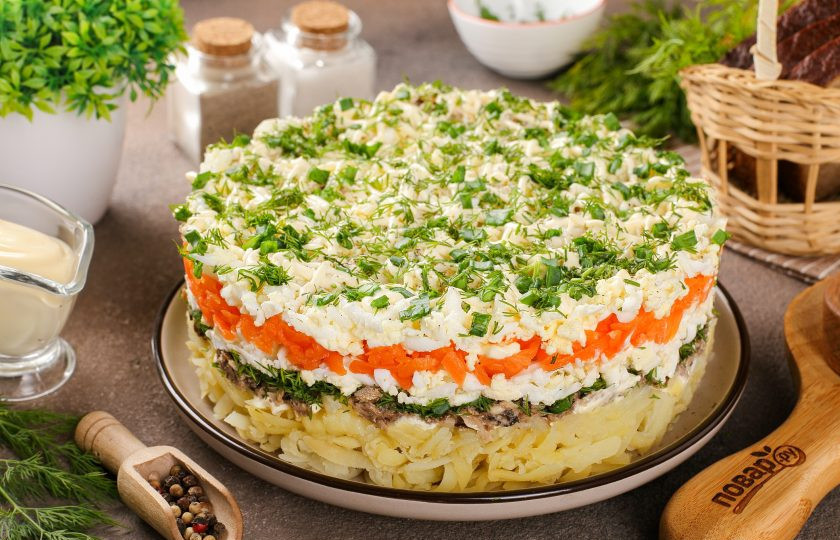 1. Этап. Салат Шпротка: Дайте салату немного пропитаться, затем аккуратно снимите кольцо и подавайте к столу. Салат 