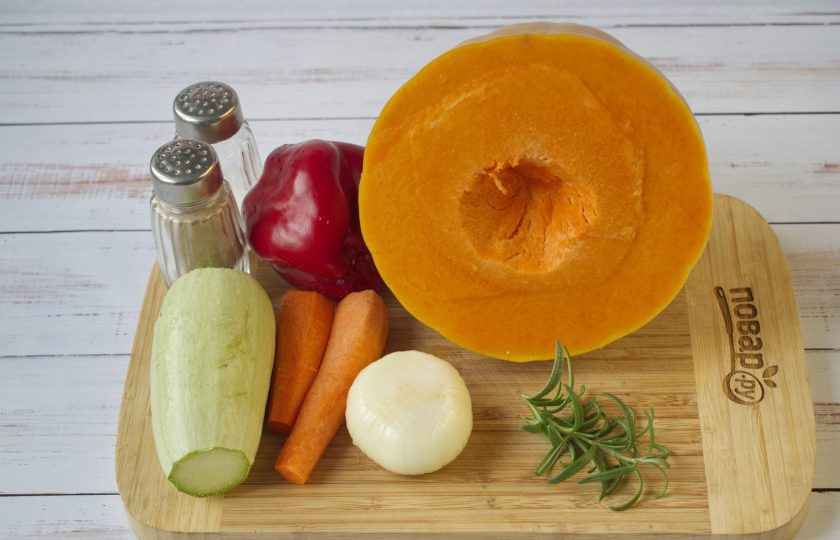 1. Этап. Суп-пюре из запеченных овощей: Овощи вымойте, лук очистите.