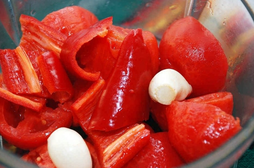 1. Этап. Рыба, тушенная в томатном соусе: Помидоры ошпарьте, удалите у них кожицу, а также семечки (это желательно, но не обязательно). Перец болгарский тоже очистите от семечек, порежьте кусочками. В блендере измельчите до пюреобразного состояния помидоры и перец, а также чеснок не забудьте, добавьте специи по вкусу, а также пол чайной ложки сахара.