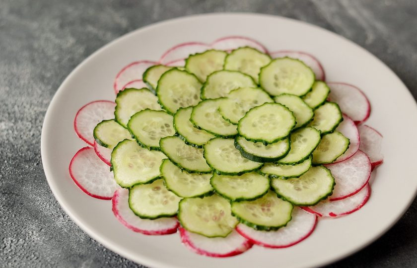 1. Этап. Карпаччо из овощей: На дно тарелки налейте часть заправки, выложите редис тонким слоем. Сверху уложите кружочки огурца, снова полейте заправкой.