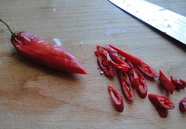 1. Этап. Баранина с тархуном: Также добавьте порезанный острый перец.