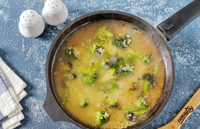 1. Этап. Кускус с брокколи: Влейте горячую воду, посолите и поперчите блюдо по вкусу.