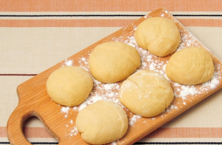 1. Этап. Торт Муравейник классический: Замешайте песочное тесто (около 10 минут). Потом разделите его на 6 частей и уберите в морозилку на 1,5-2 часа.