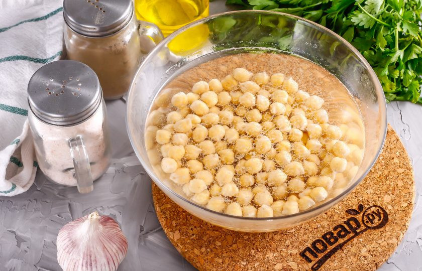 1. Этап. Тушеный нут с овощами: Нут замочите в горячей воде минимум на 2-3 часа, а еще лучше — на ночь. Бобовые увеличиваются при варке в 3-4 раза, поэтому слишком много нута не используйте!