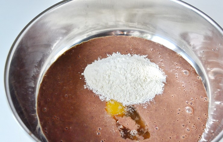 1. Этап. Блинчики из печени говяжьей: 2. Затем печень с луком необходимо измельчить с помощью блендера или пропустить через мясорубку. В полученную однородную массу добавить яйцо и небольшое количество муки.