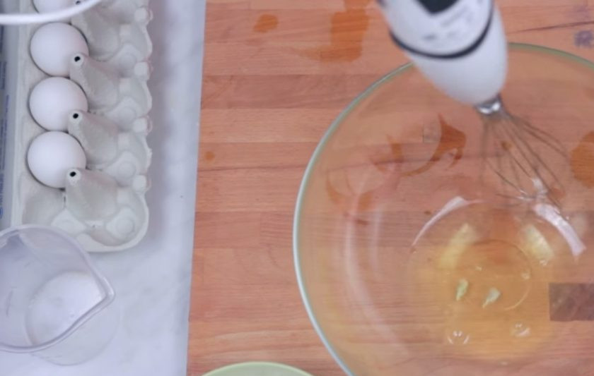 1. Этап. Малышки-безе: 1. Все миски, в которых будет готовиться безе, необходимо протереть насухо и обезжирить. Затем отделите белки от желтков так, чтобы в белки не попало ни грамма желтка.