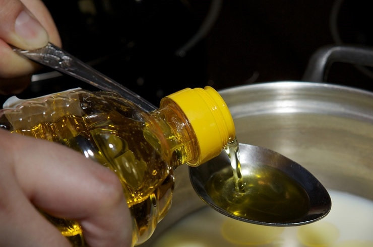 1. Этап. Заварное тесто для чебуреков с водкой: 1. В кастрюльку или сотейник налейте молоко. Добавьте щепотку соли и растительное масло. Поставьте на огонь, доведите до кипения.