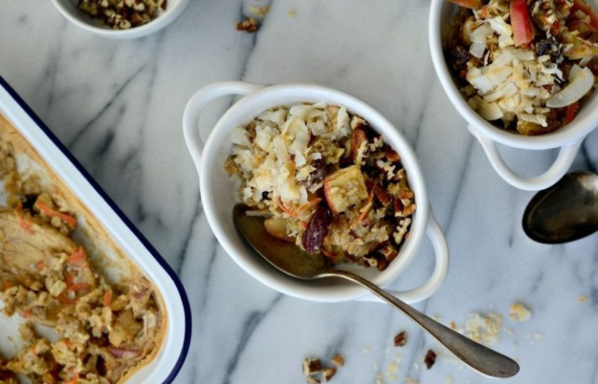 1. Этап. Овсяная каша в духовке: 8. Подавайте кашу с кокосом и орехами. Приятного аппетита!