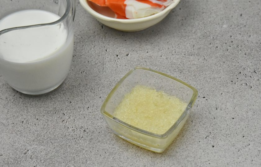 1. Этап. Суфле из креветок и крабовых палочек: Желатин залейте теплой водой согласно инструкции на упаковке и дайте ему время чтобы набухнуть.