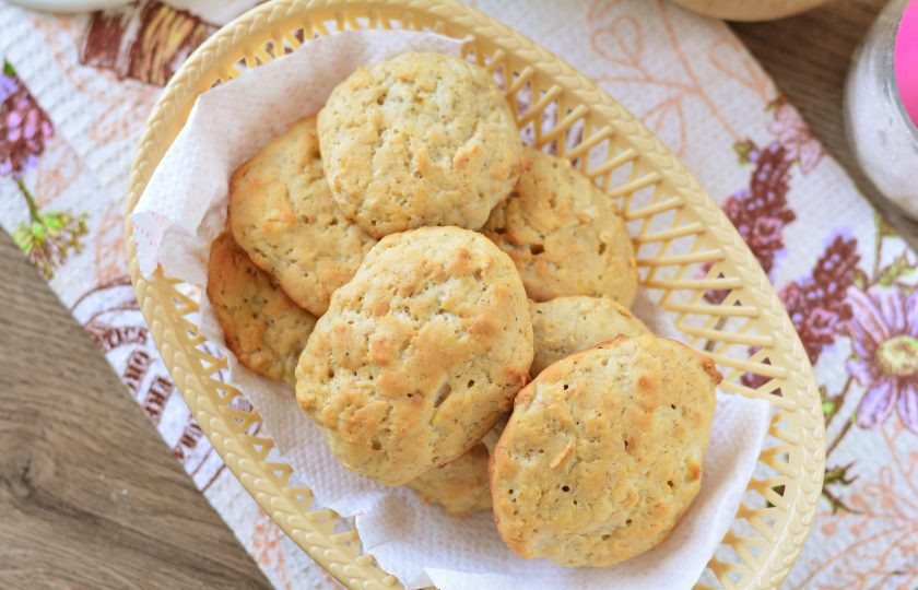 1. Этап. Овсяное печенье на кефире с бананом: Подавайте печенье к столу, когда оно немного остынет.