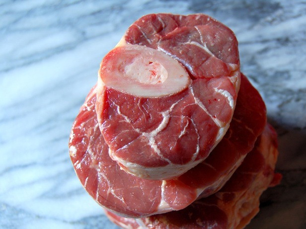 1. Этап. Оссобуко из телятины: Для приготовления блюда я использовал вот такую телячью рульку (без кости), порезанную на 8 порционных кусочков.