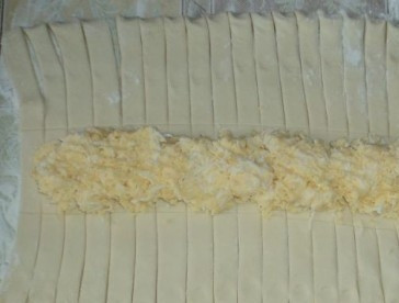 1. Этап. Слоеный сырный пирог: На центральную часть выкладываем половину начинки.