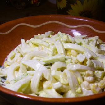 Салат из кальмаров с кукурузой