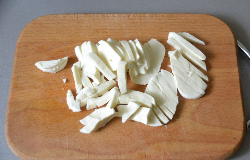 1. Этап. Панцеротти: Порежьте моцареллу.