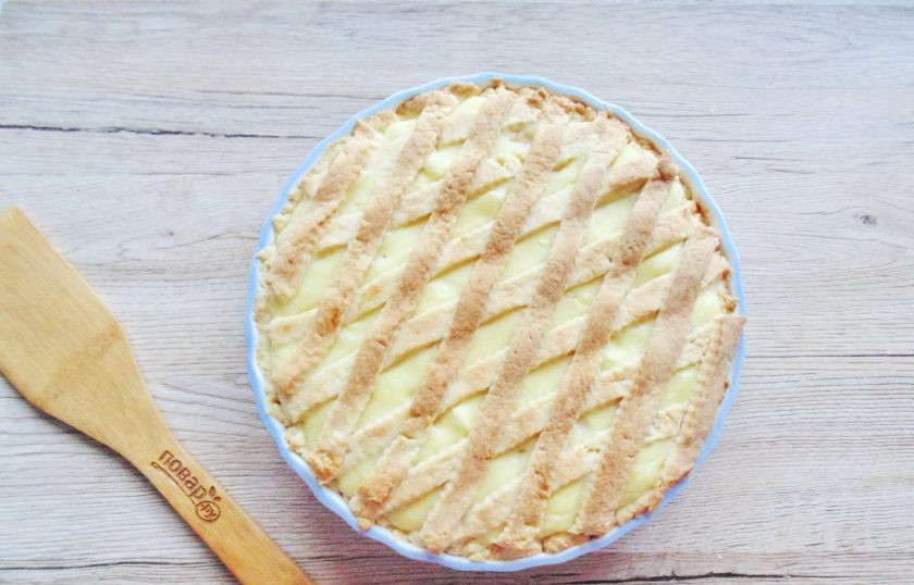 1. Этап. Песочный пирог с яблоками и заварным кремом: Выпекайте пирог в духовке, разогретой до 175-180 градусов 30-35 минут до золотистого цвета.