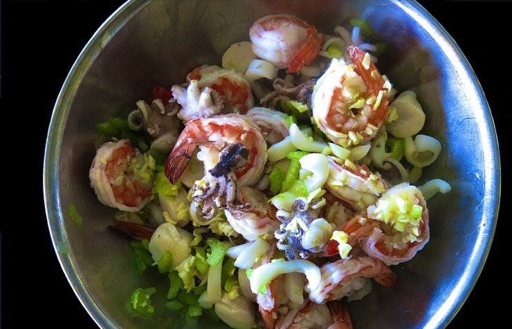 1. Этап. Салат Дары моря: Измельчите петрушку, сельдерей и чеснок. К ним добавьте сок лимона и натертую цедру, соль, перец, масло. Соедините заправку с остывшими морепродуктами.