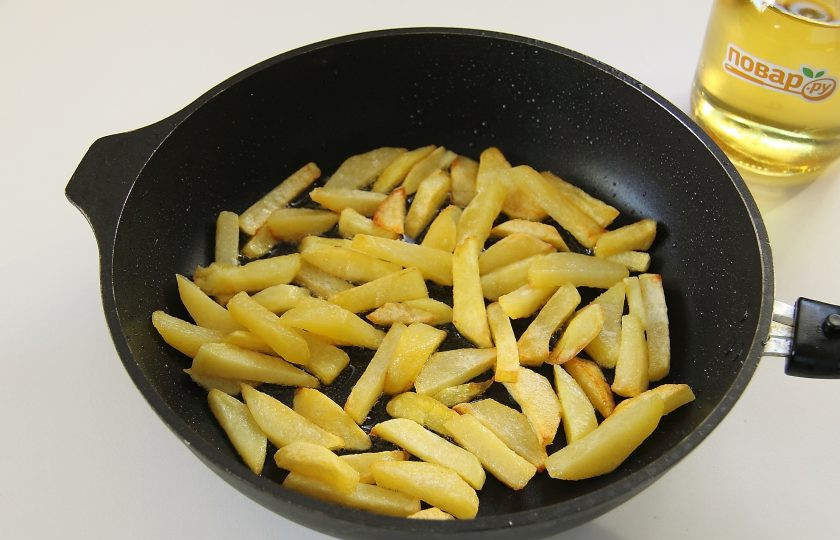 1. Этап. Суп Охотничий: Здесь же обжарьте до хрустящей корочки картофель, нарезанный соломкой. Посолите и отправьте в кастрюлю ко всем остальным ингредиентам.