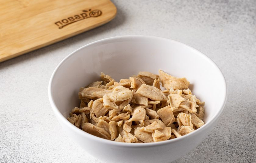 1. Этап. Вегетарианский салат в виде Кролика на Новый год 2023: Соевые кусочки замочите в горячей воде и оставьте на 5-10 минут. Затем промойте в холодной воде и тщательно отожмите от лишней жидкости.