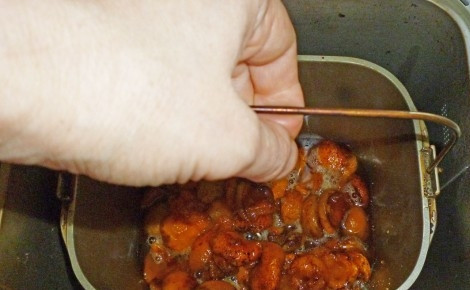 1. Этап. Варенье в хлебопечке: 3. Устанавливаю ведерко в прибор и закрываю плотно крышку.