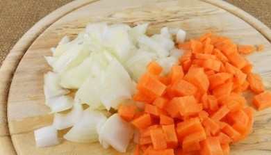 1. Этап. Тушеная свинина с подливкой: Репчатй лук и морковь режем мелкими кубиками.