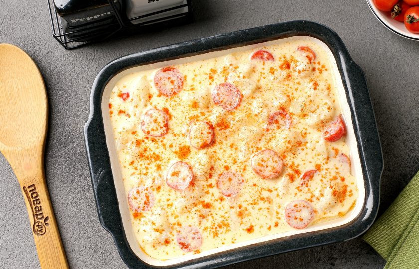 1. Этап. Запеканка из цветной капусты диетическая: Залейте капусту приготовленным ранее соусом и посыпьте сверху паприкой или тёртым сыром. Запекайте в духовке при температуре 190 градусов около 20 минут. Верх должен слегка подрумяниться.