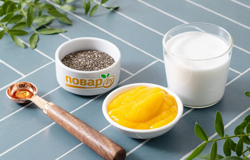 1. Этап. Чиа пудинг с фруктовым пюре: Подготовьте все ингредиенты.