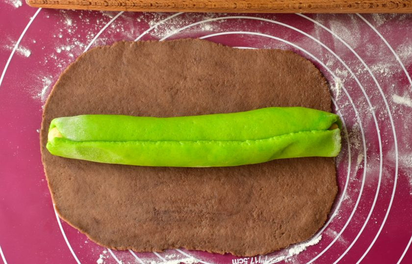 1. Этап. Печенье Киви: Сверните в рулет, раскатайте коричневое тесто, выложите на него зеленую колбаску.