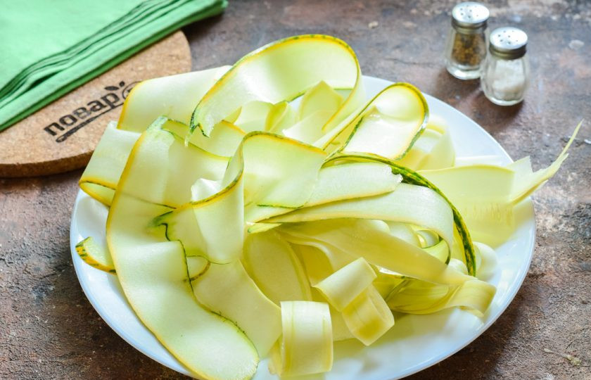 1. Этап. Лазанья из кабачков с рикоттой: Кабачки нарежьте тонкими слайсами при помощи овощечистки.