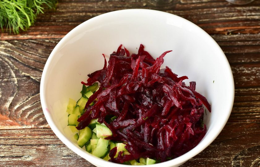 1. Этап. Свекольник на кефире для похудения: Выложите подготовленные продукты в миску.